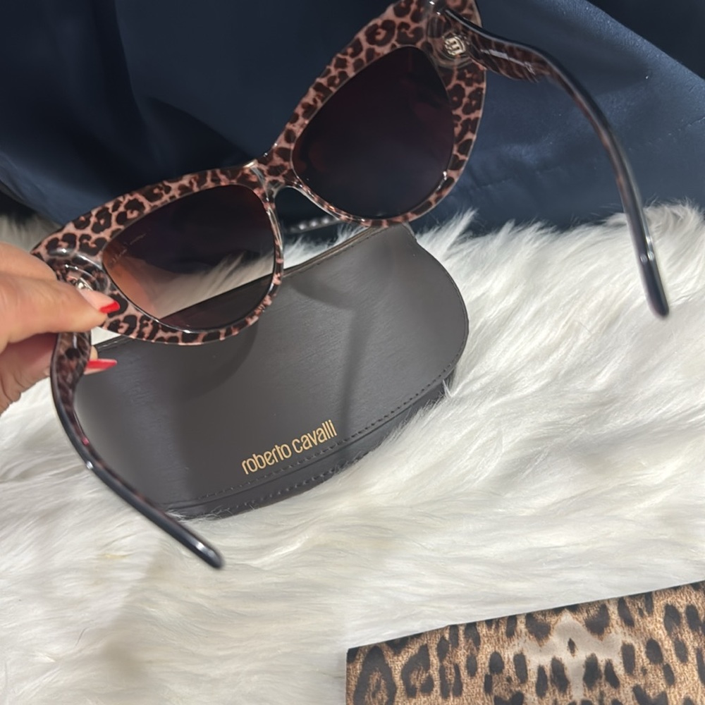š¤ROBERTO CAVALLI
Lohifushi 737S Cat-Eye Sunglasses - Picture 9 of 12